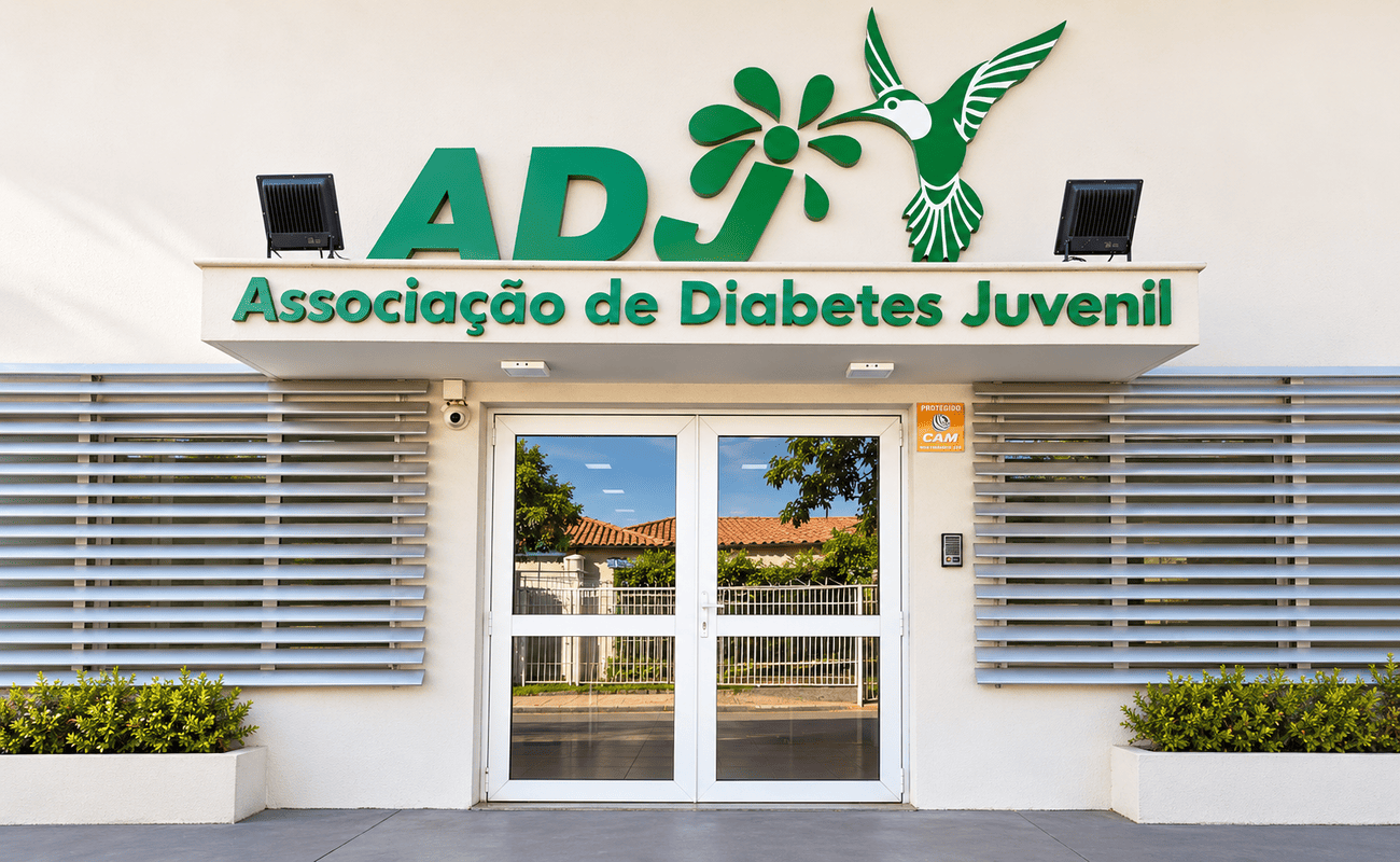 Fachada da ADJ Birigui com o letreiro da Associação de Diabetes Juvenil